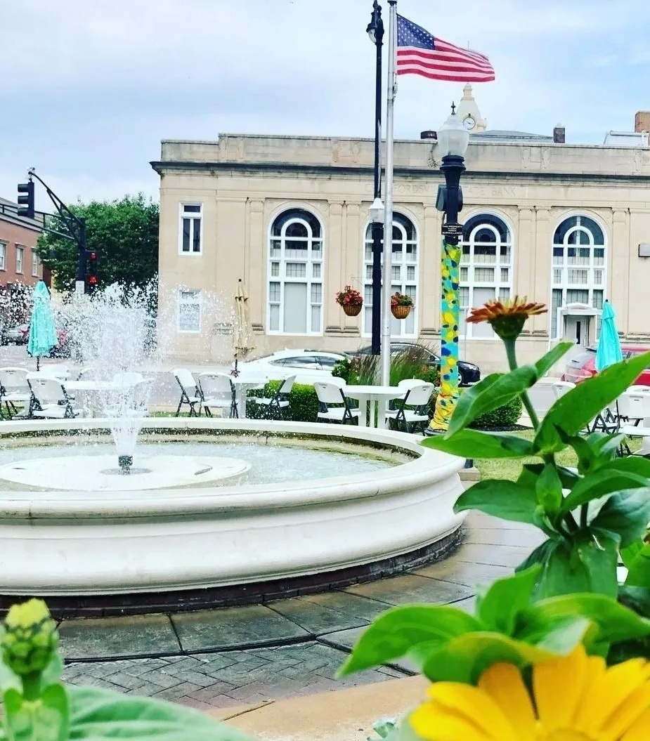 A fountain in the middle of a city square.